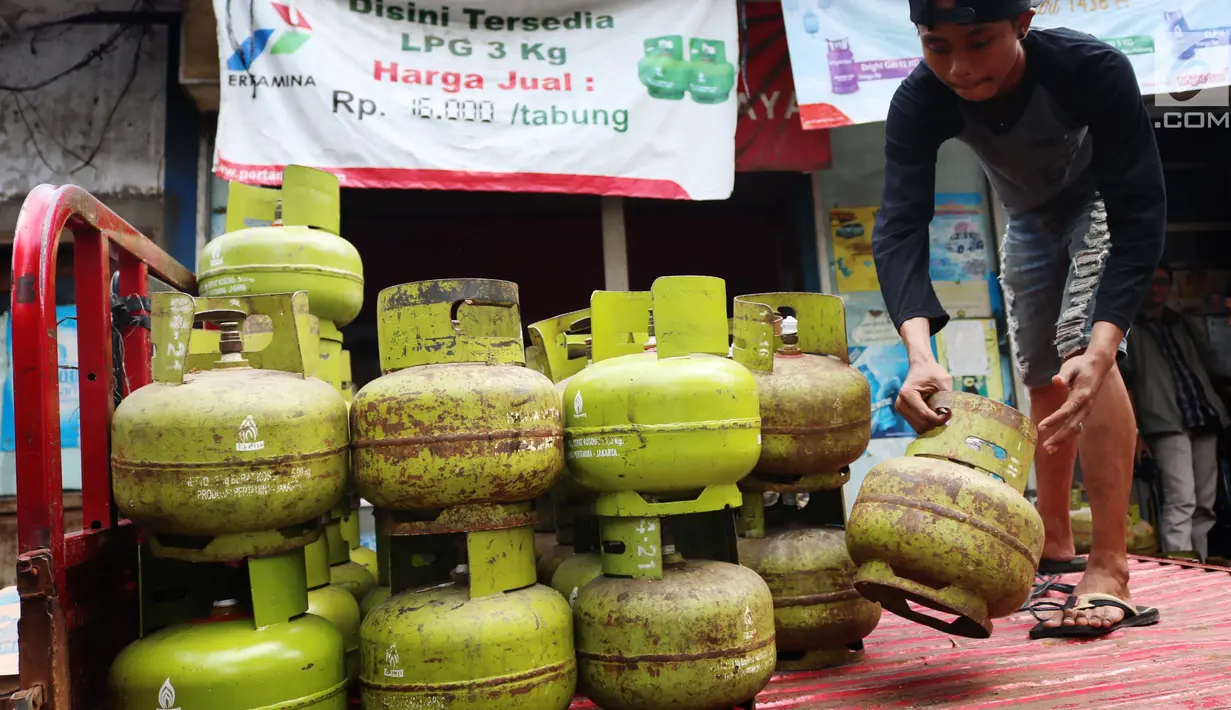 Pekerja memindahkan tabung gas LPG 3 Kg untuk dijual ke warung-warung di salah satu pangkalan LPG kawasan Sunter, Jakarta Utara, Jumat (21/7). Tabung sekitar 55.600.000 tabung/hari atau sama dengan 166.878 MT/hari. (Liputan6.com/Angga Yuniar)