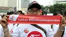 Seorang anggota PMI ikut serta dalam aksi di acara car free day, Bunderan HI, Jakarta, Minggu (6/3). Ratusan sukarelawan PMI meminta DPR untuk segera mengesahkan RUU Kepalangmerahan menjadi UU Kepalangmerahan pada tahun ini.(Liputan6.com/Yoppy Renato)