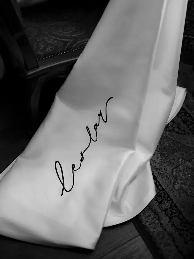 Detail tulisan Leslar di gaun  Tasyakuran Pernikahan Lesti/dok.  @hiantjen