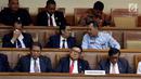 Mendagri, Tjahjo Kumolo (tengah) bersama Menkominfo Rudi Antara dan Menkumham Yasona Laouly mengikuti sidang paripurna pengesahan PP Pengganti Undang-Undang Nomor 2 Tahun 2017 tentang Perppu Ormas, Jakarta, Selasa (24/10). (Liputan6.com/Johan Tallo)