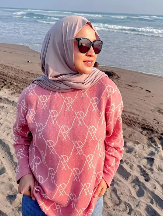 "Jadi, Gunawan itu kurang lebih sebulan yang lalu memberikan talak sama Okie tanpa alasan yang jelas," ucap Raindy saat dihubungi awak media, Rabu (8/10/2023) dilansir dari Kapanlagi. [Instagram/okieagustina_]