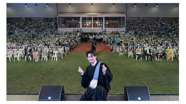7 Momen Artis Thailand Win Metawin Rayakan Wisuda dengan Fans, Jadi Sorotan