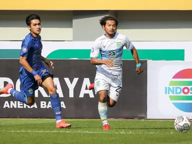 Gelandang Persela Lamongan, Riyatno Abiyoso dan gelandang PSIS Semarang, Septian David Maulana berebut bola dalam laga pekan pertama BRI Liga 1 2021/2022 di Stadion Wibawa Mukti, Bekasi, Sabtu (4/9/2021). PSIS menang dramatis 1-0 atas Persela berkat gol di menit akhir. (Bola.com/Bagaskara Lazuardi)