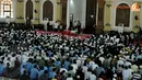 Tampak warga memadati Masjid Al-Bantani untuk mendoakan almarhum. (Liputan6.com/Andrian M Tunay)