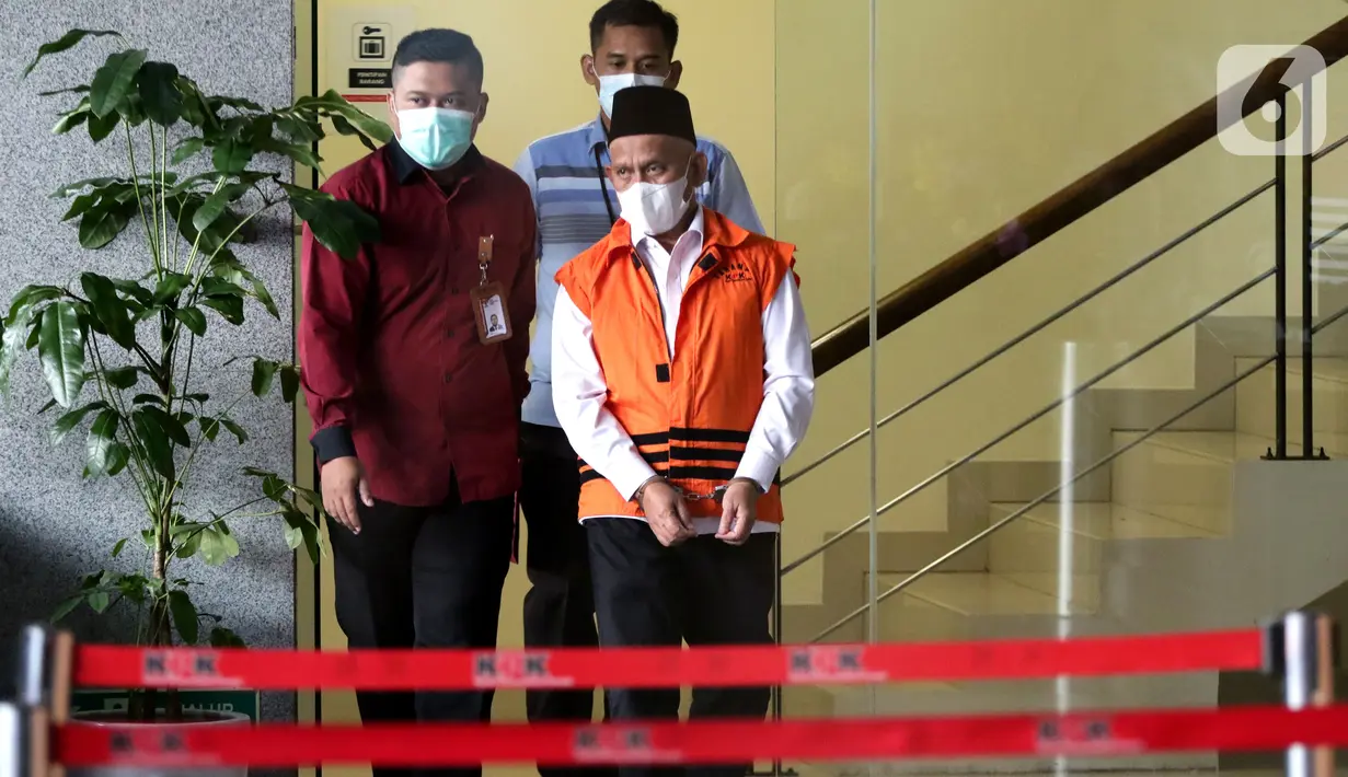 Bupati Hulu Sungai Utara (HSU), Abdul Wahid (kanan) sesaat sebelum rilis penetapan dan penahanan tersangka di Gedung KPK, Jakarta, Kamis (18/11/2021). Abdul Wahid merupakan tersangka suap dan gratifikasi pengadaan barang dan jasa di Kab Hulu Sungai Utara 2021-2022. (Liputan6.com/Helmi Fithriansyah)