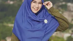 Memakai hijab berwarna biru dan baju hijau tua membuat penampilan Anisa semakin cantik dan sejuk. (Liputan6.com/IG/@anisarahma_12)