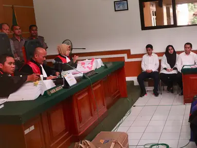 Tiga terdakwa kasus dugaan penipuan First Travel mendengarkan keterangan saksi di Pengadilan Negeri Depok, Jawa Barat, Senin (19/3). Sidang digelar dengan agenda mendengarkan keterangan 13 orang saksi. (Liputan6.com/Immanuel Antonius)
