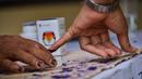 Warga mencelupkan jarinya ke dalam tinta usai mencoblos pada pemungutan suara ulang pemilu 2019 di TPS-6 Desa Lamteumen Timur, Banda Aceh, Aceh, Kamis (25/4). Pemungutan suara ulang karena adanya penggunaan formulir C6 pemilih yang telah meninggal pada pemilu 17 April lalu. (CHAIDEER MAHYUDDIN/AFP)