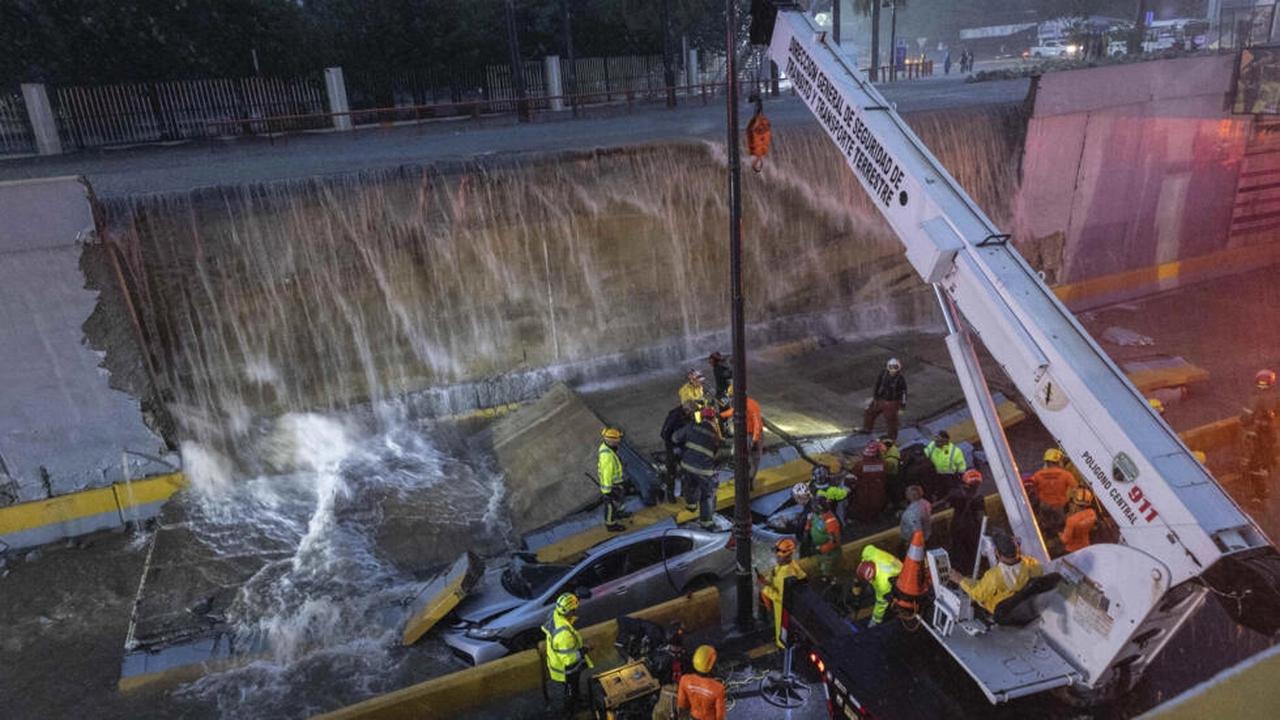 Hujan deras memicu banjir di Republik Dominika, membuat tembok di pintu masuk terowongan di Santo Domingo roboh. (Eddy Vittini, AP)