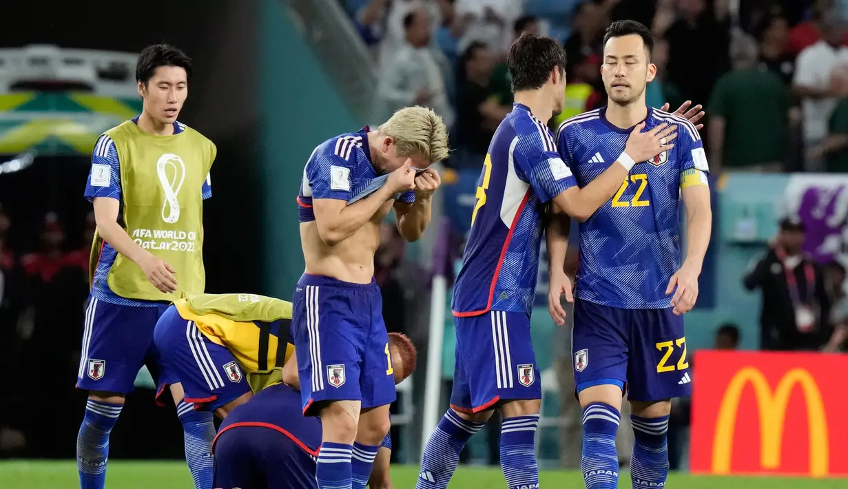 Kesedihan para pemain Jepang usai kemenangan Kroasia pada pertandingan sepak bola babak 16 besar Piala Dunia 2022 di Stadion Al Janoub, Al Wakrah, Qatar, 5 Desember 2022. Jepang gagal memecahkan rekor menembus perempat final Piala Dunia 2022 usai disingkirkan Kroasia lewat adu penalti 1-3. (AP Photo/Eugene Hoshiko)