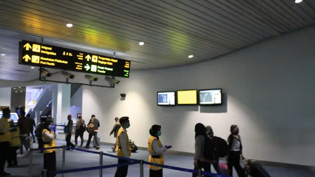 Alat pemindai panas di Bandara Soekarno Hatta. (Liputan6.com/Pramita Tristiawati)