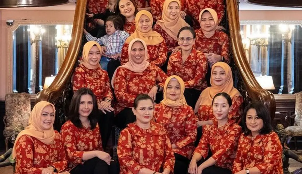 <p>Seperti ini potret Enzy bersama ibu-ibu Dharma Wanita lainnya. Mereka terlihat begitu kompak mengenakan seragam Dharma Wanita. [Foto: instagram.com/enzystoria]</p>