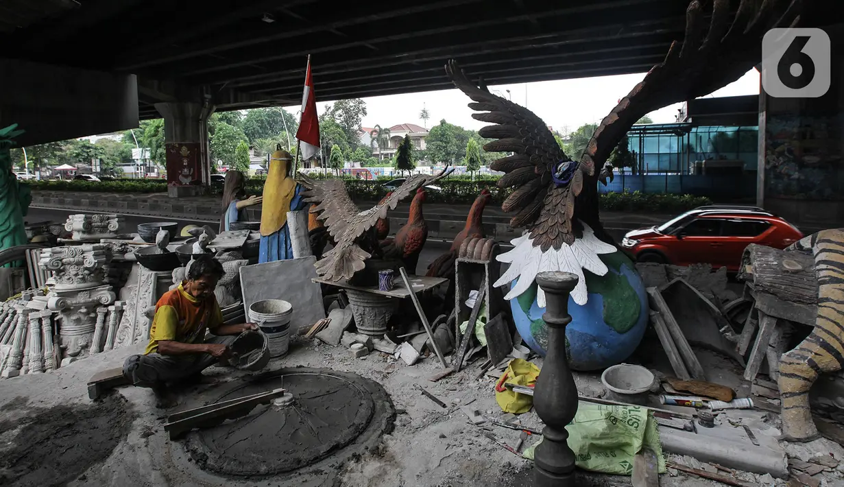 Perajin membuat patung berbahan dasar batu alam di Sanggar Dunia Batu Alam, Jakarta, Senin (5/12/2020). Sebelum pandemi Covid-19 perajin batu alam mengaku mendapatkan omzet Rp200 juta - Rp300 juta sebulan, namun kini hanya mampu mengantongi Rp30 juta - Rp50 juta sebulan. (merdeka.com/Imam Buhori)