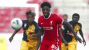 Pemain Liverpool, Billy Koumetio, berebut bola dengan pemain RB Salzburg, Chukwubuike Adamu, pada laga persahabatan di Stadion Red Bull Arena, Salzburg, Selasa (25/8/2020). Kedua tim bermain imbang dengan skor 2-2. (AP Photo/Matthias Schrader)