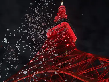 Menara Tokyo tampak dihiasi cahaya berwarna merah dalam rangka menyambut Tahun Baru Imlek di Tokyo, Jepang, pada 24 Januari 2020. Menara Tokyo dihiasi cahaya berwarna merah pada Jumat (24/1) untuk merayakan datangnya Tahun Tikus China yang jatuh pada 25 Januari 2020. (Xinhua/Du Xiaoyi)