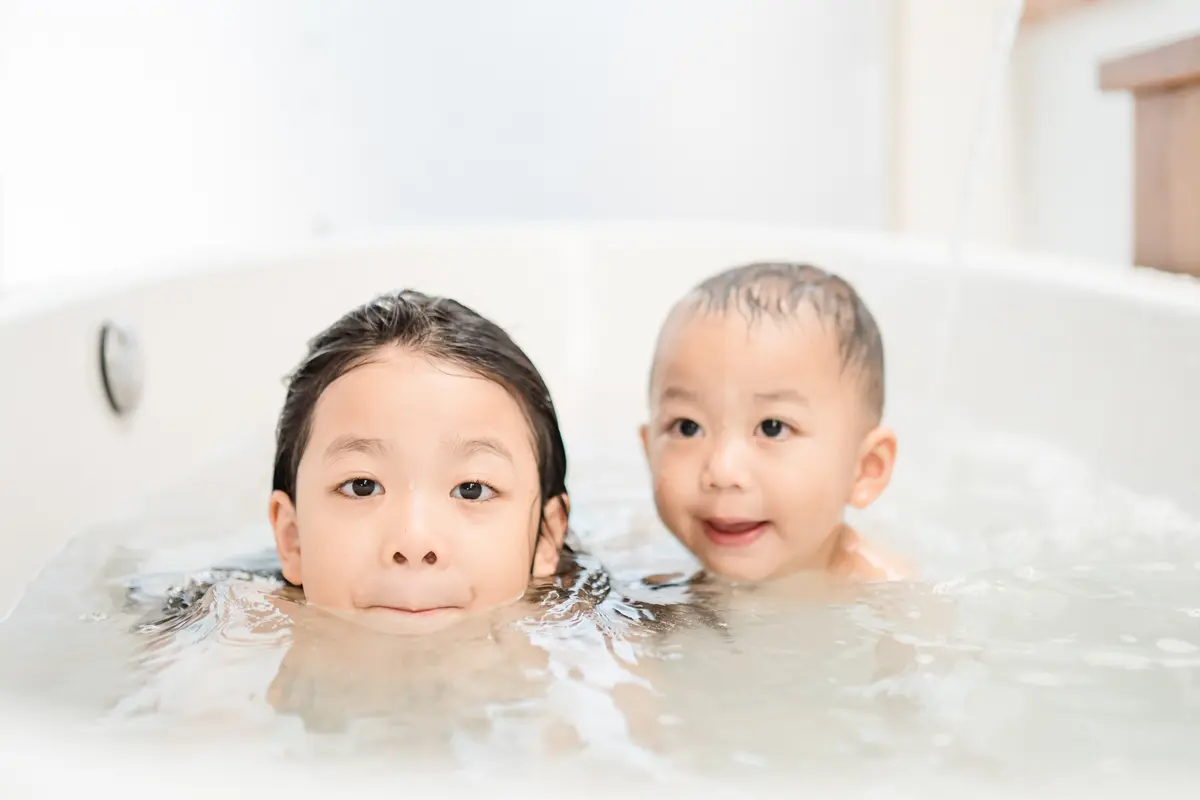 anak mandi