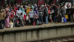 Calon penumpang menunggu keberangkatan KRL Commuter Line Bogor-Jakarta di Stasiun Tanah Abang, Jakarta, Minggu (29/12/2019). PT KCI menambah 28 perjalanan KRL tambahan khusus perayaan pergantian tahun. (Liputan6.com/Faizal Fanani)