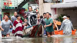 Puluhan ribu orang dievakuasi dari rumah mereka dan setidaknya dua orang masih dinyatakan hilang. (Ted ALJIBE/AFP)