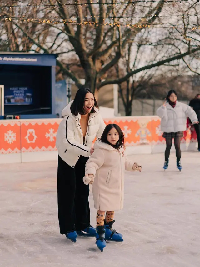 8 Gaya Kompak Gisella Anastasia dan Gempi Main Ice Skating di London