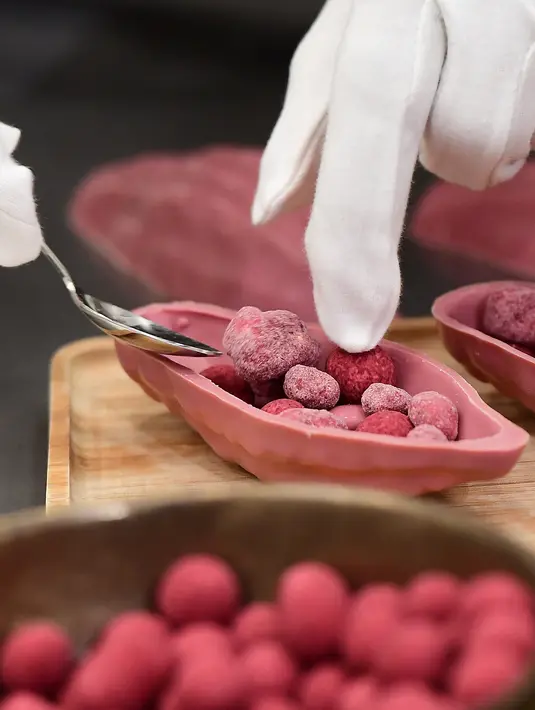 Cokelat Ruby, cokelat berwana pink tanpa pewarna buatan ketika diperkenalkan ke publik di pabrik Barry Callebaut, Belgia, Senin (18/9). Cokelat unik satu ini tidak mengandung zat aditif maupun tambahan warna dan rasa. ( EMMANUEL DUNAND/AFP)