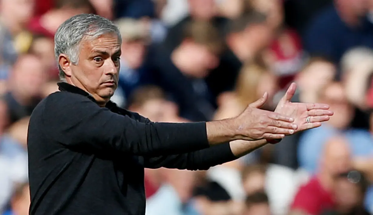 Jose Mourinho - The Special One sempat membawa MU tampil apik dengan menjuarai Piala Liga Inggris dan Liga Europa pada musim 2016/2017. Namun sayang di musim berikutnya penampilan Setan Merah melempem. Alhasil Mourinho dipecat pada Desember 2018. (AFP/Ian Kongton)