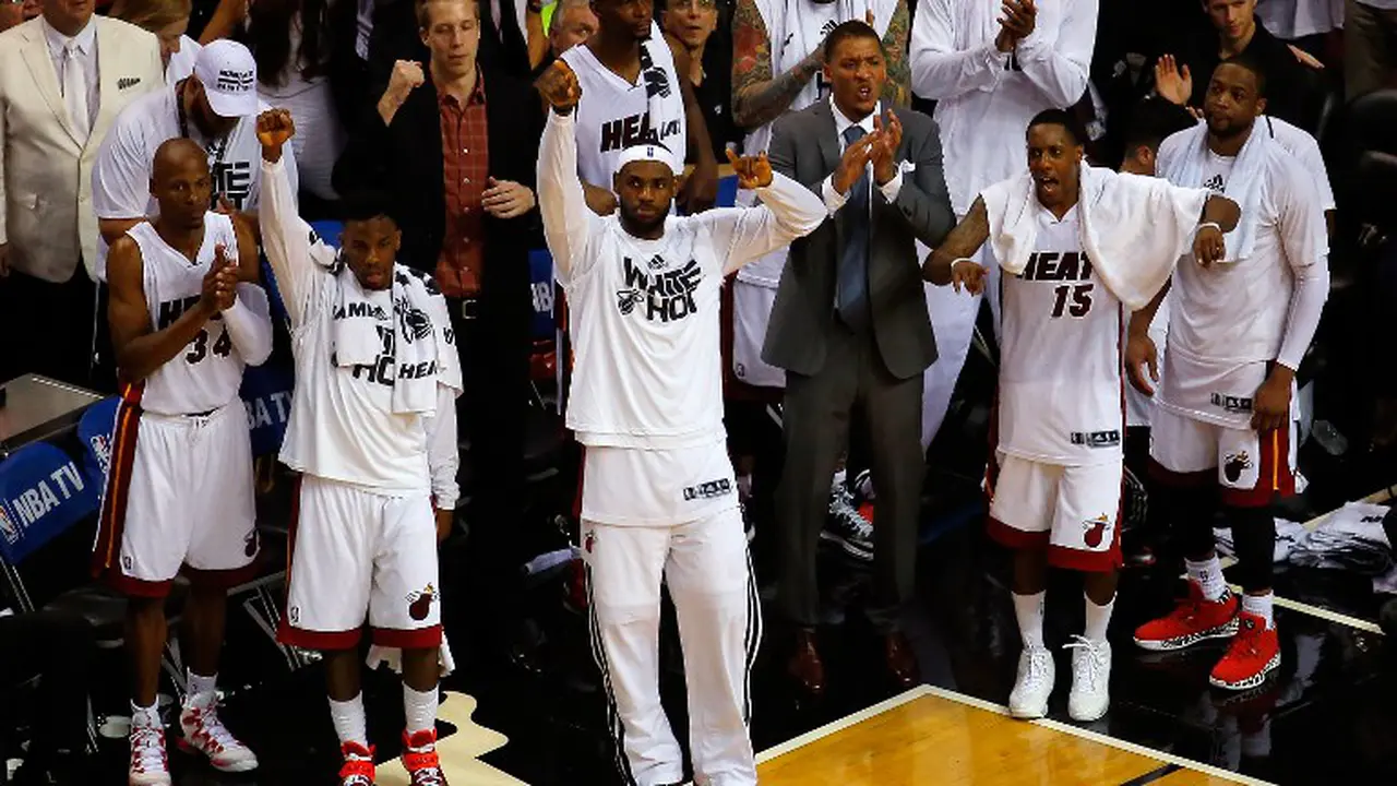 Miami Heat Bersorak Gembira (CHRIS TROTMAN / GETTY IMAGES NORTH AMERICA / AFP)