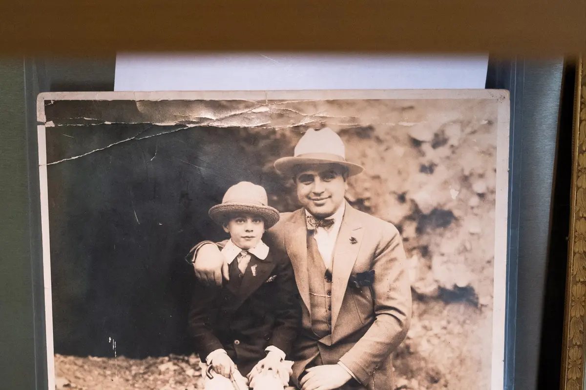 FOTO: Perhiasan hingga Senjata Peninggalan Gangster Al Capone Segera Dilelang
