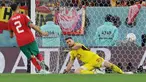 Eksekusi penalti dengan tendangan cungkil ke arah tengah yang lazim dikenal dengan istilah penalti Panenka pertama kali diperkenalkan oleh pemain asal Cekoslowakia, Antonin Panenka pada Piala Eropa 1976. Setelah itu banyak para pemain yang menirunya, tak terkecuali di ajang besar seperti Piala Dunia. Tercatat, 6 pemain pernah melakukan eksekusi penalti Panenka di ajang Piala Dunia. Berikut daftar lengkapnya. (AFP/Karim Jaafar)