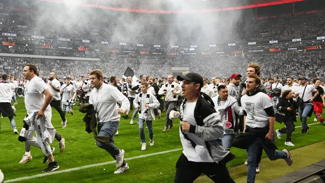 Foto: Teror Suporter Eintracht Frankfurt Berlanjut, Die Adler Bungkam West Ham dan Lolos ke Final Liga Europa