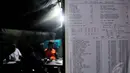 Terlihat daftar nama penumpang pesawat AirAsia QZ 8501 terpasang di Crisis Centre AirAsia di Terminal 2 Bandara Juanda, Surabaya, Minggu (28/12/2014). (Liputan6.com/Johan Tallo)