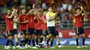 Para pemain Spanyol memberikan tepuk tangan kepada para penggemar usai melawan Republik Ceko pada pertandingan sepak bola UEFA Nations League di Stadion La Rosaleda, Malaga, Spanyol, 12 Juni 2022. Spanyol menang 2-0. (AP Photo/Jose Breton)