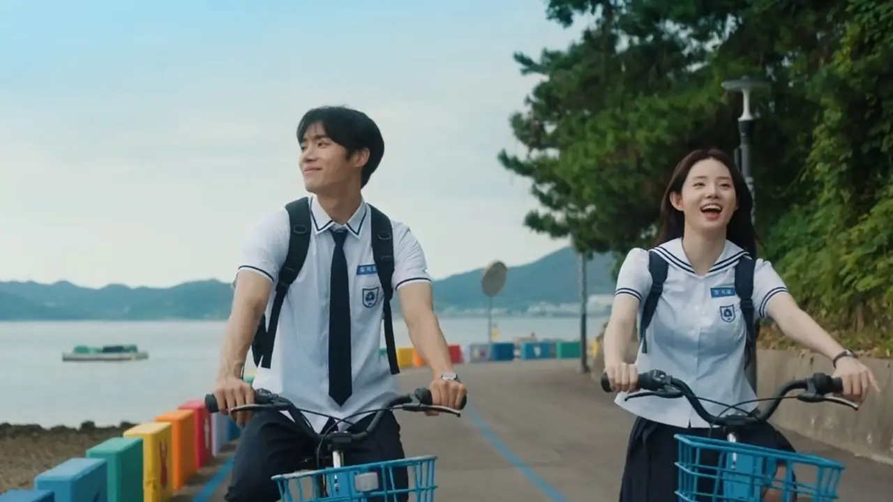 Choo Young Woo dan Shin Si Ah bermain dalam film Even If This Love Disappears Tonight. Film yang tayang di Netflix menceritakan tentang kondisi amnesia anterogade yang dialami Han Seo Yoon (Shin Shi A).