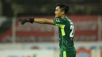 Kiper Persebaya Surabaya, Ernando Ari Sutaryadi, memberikan arahan kepada rekannya saat melawan Bali United pada pekan ke-33 BRI Liga 1 2021/2022 di Stadion I Gusti Ngurah Rai, Denpasar, Jumat (25/3/2022). (Bola.com/M Iqbal Ichsan)
