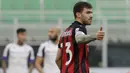 Pemain AC Milan, Alessio Romagnoli, melakukan selebrasi usai mencetak gol ke gawang Fiorentina pada laga Liga Italia di Stadion San Siro, Minggu (29/11/2020). AC Milan menang dengan skor 2-0. (AP/Luca Bruno)