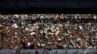 Terlihat tumpukan sampah plastik, kayu, stirofoam dan sampah lainnya dari aliran Kali Banjir Kanal Barat yang menumpuk di wilayah Roxy, Jakarta Pusat, Jumat (31/10/14). (Liputan6.com/Johan Tallo)