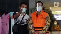 Kepala Subdirektorat Kerjasama dan Dukungan Pemeriksaan Dirjen Pajak, Dadan Ramdani (kanan) usai rilis penahanan di Gedung KPK, Jakarta, Jumat (13/8/2021). Dadan Ramdani tersangka dugaan penerimaan hadiah atau janji terkait pemeriksaan perpajakan tahun 2016-2017. (Liputan6.com/Helmi Fithriansyah)