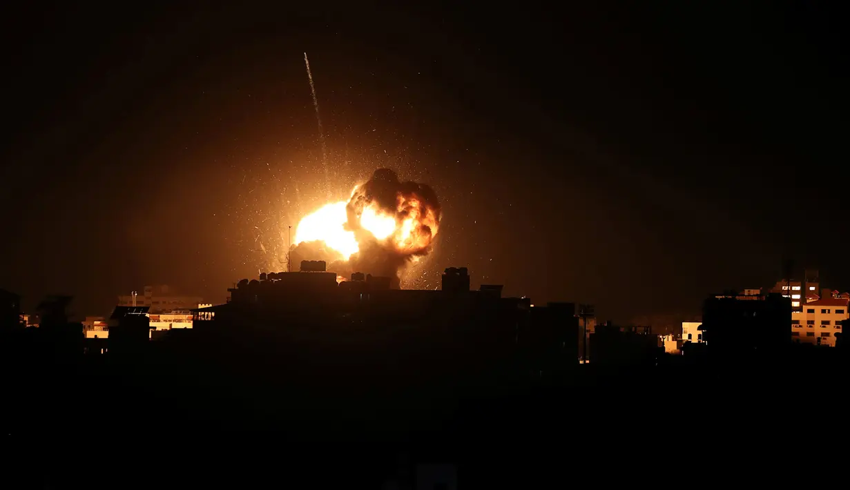 Api dan asap terlihat saat Serangan udara Israel di Gaza City (25.3). Militer Israel melakukan serangan udara di Jalur Gaza sebagai balasan atas serangan roket yang mencederai tujuh penduduk di Tel Aviv utara. (Reuters/Mohammed Ajour)