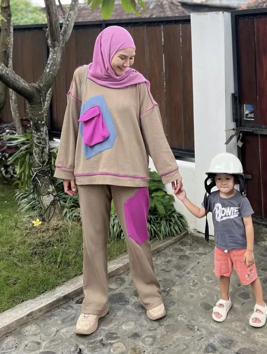 <p>Tampil dengan atasan dan bawahan dengan tone warna yang serasi seperti Zaskia Adya Mecca ini.</p>