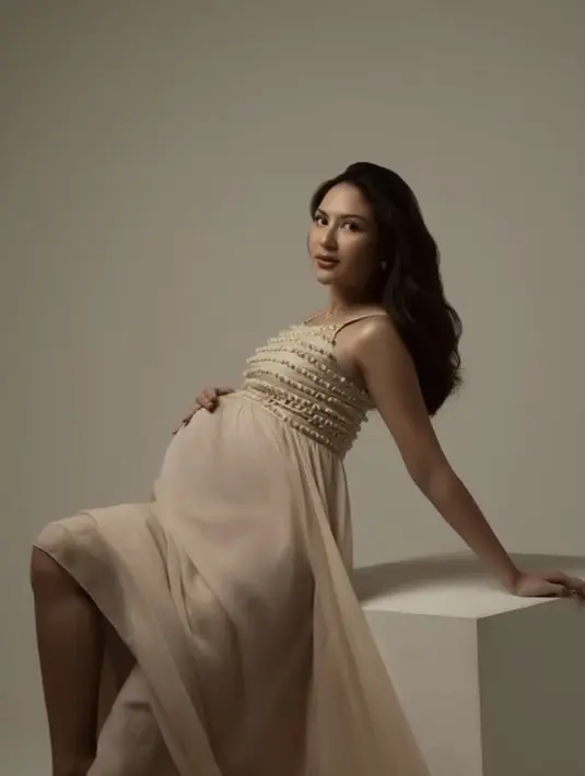 Dipotret oleh photografer Hakim Satriyo, Jessica Mila dan dan Yakup Hasibuan foto maternity shoot dengan konsep sederhana namun berkesan di sebuah studio photo. [@jscmila]