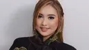 Potretnya yang sedang mengenakan makeup ini pun kerap menjadi perhatian netizen. Pedangdut muda asal Jember, Jawa Timur ini kerap dipuji karena penampilannya yang makin memesona. (Liputan6.com/IG/@lebbywilayati)