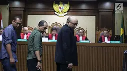 Penyidik KPK, Novel Baswedan (ketiga kiri) bersiap menjadi saksi pada sidang dugaan menghalangi proses penyidikan terhadap Eddy Sindoro dengan terdakwa, Lucas di Pengadilan Tipikor, Jakarta, Kamis (10/1). (Liputan6.com/Helmi Fithriansyah)