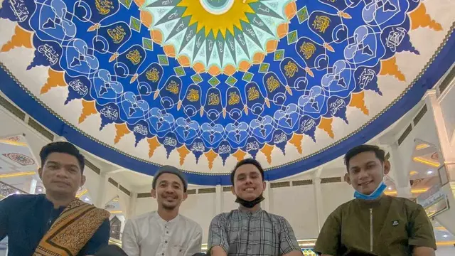Warga yang beribadah di Masjid Raya Al Kautsar Kendari.(Ahmad Akbar Fua/Liputan6.com)