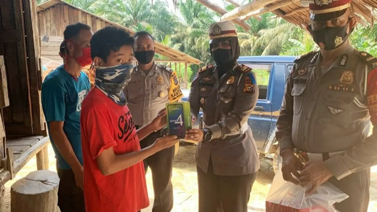 Seorang pelajari di Kabupaten Siak menerima HP android karena selama ini kesulitan belajar online.