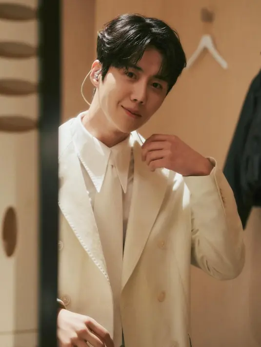 Pesona Kim Seon Ho terlihat bersinar dan anti membosankan dengan all white outfit. Ia memadukan kemeja, blazer, dan dasi putih [@seonho_kim]