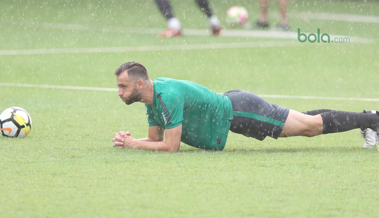 Ilija Spasojevic melakukan PLANK sebelum berlatih bersama timnas Indonesia U-23 di Lapangan A,B,C, Senayan, Jakarta (18/2/2018). Latihan ini merupakan persiapan Asian Games 2018. (Bola.com/Nick Hanoatubun)