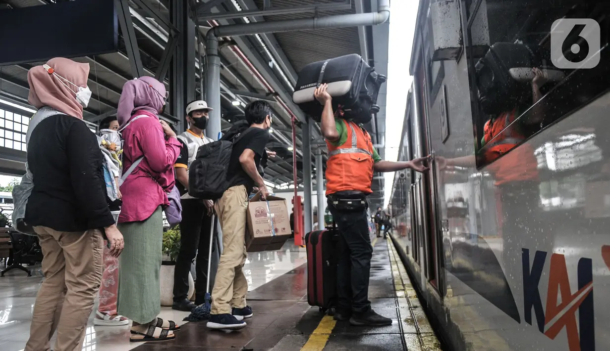Calon penumpang saat menaiki KA jarak jauh di Stasiun Pasar Senen, Jakarta, Kamis (22/12/2022). Untuk mengantisipasi lonjakan penumpang menjelang libur Natal 2022 dan Tahun Baru 2023 atau Nataru, PT KAI menyediakan 5,5 juta tempat duduk untuk perjalanan kereta api. (merdeka.com/Iqbal S. Nugroho)
