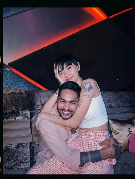 Ikuti jejak suami, ia sudah merajah beberapa tato di bagian tubuhnya. [Instagram @bebyleonardo]