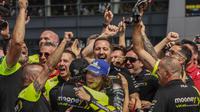 Pembalap Mooney VR46 Ducati Marco Bezzecchi disambut tim di parc ferme sirkuit Assen (AFP)