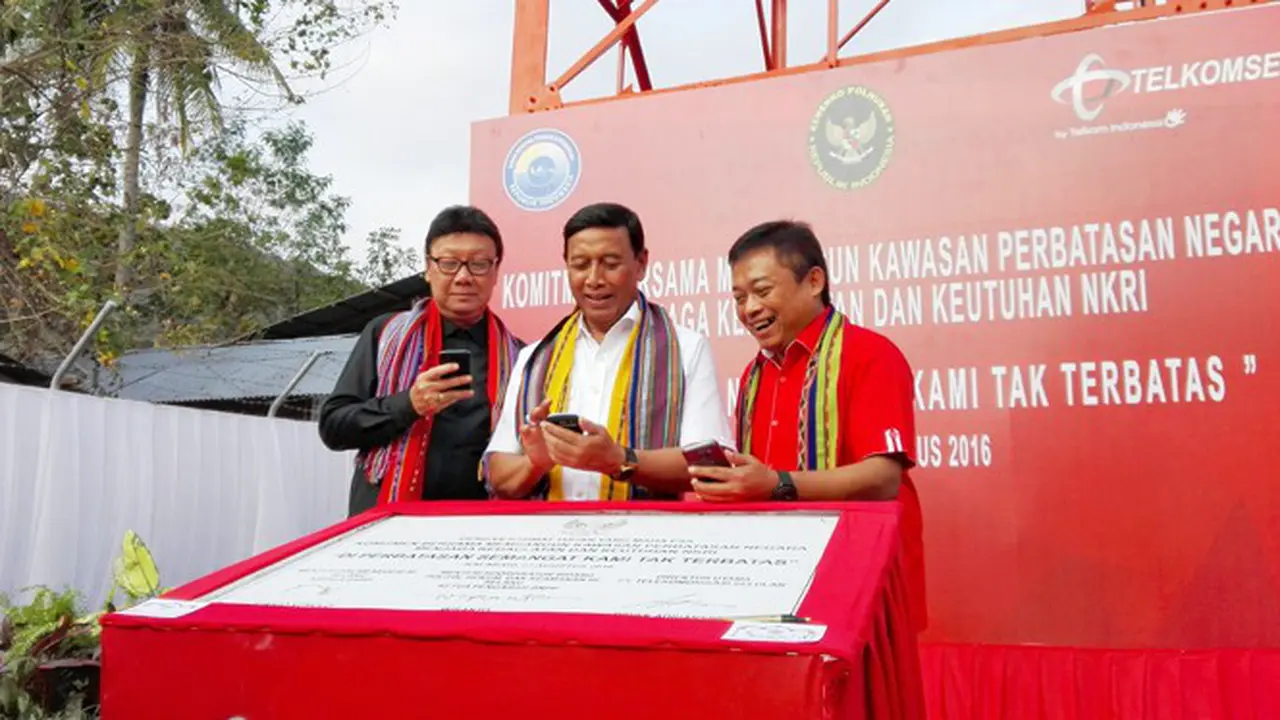 (ki-ka) Menteri Dalam Negeri, Tjahjo Kumolo; Menkopolhukam, Wiranto; dan Direktur Utama Telkomsel Ririek Andriansyah berdiri di depan BTS di Alor, Nusa Tenggara Timur, Selasa (23/8/2016). Liputan6.com/Corry Anestia