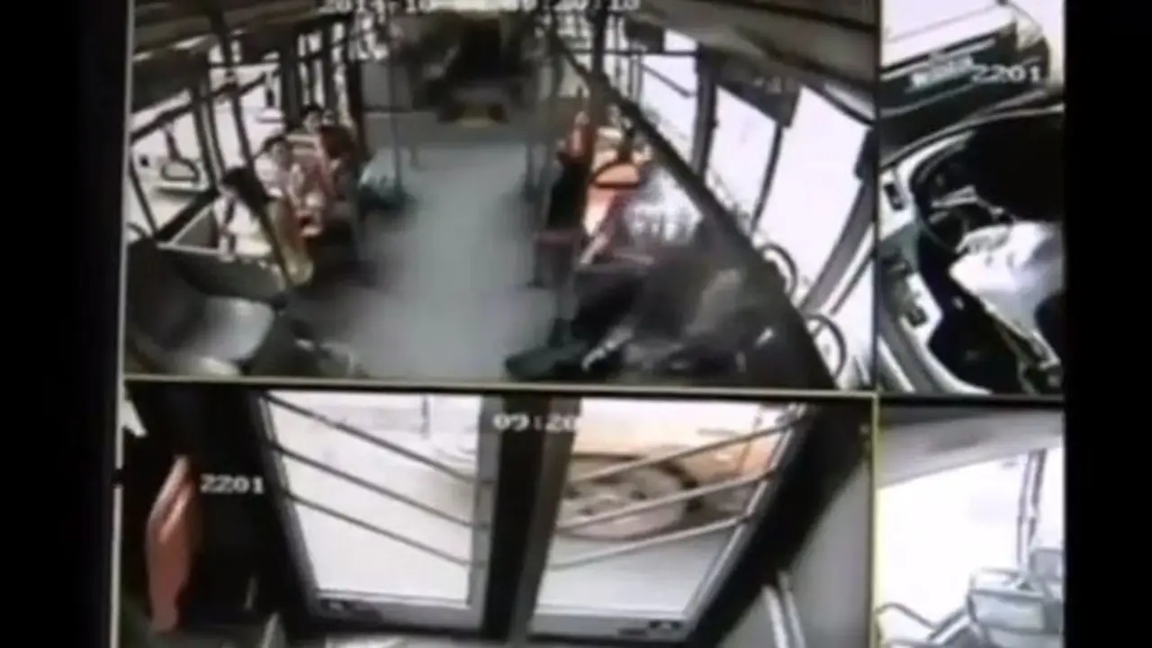 Detik-detik Ponsel Meledak dan Terbakar di Dalam Bus